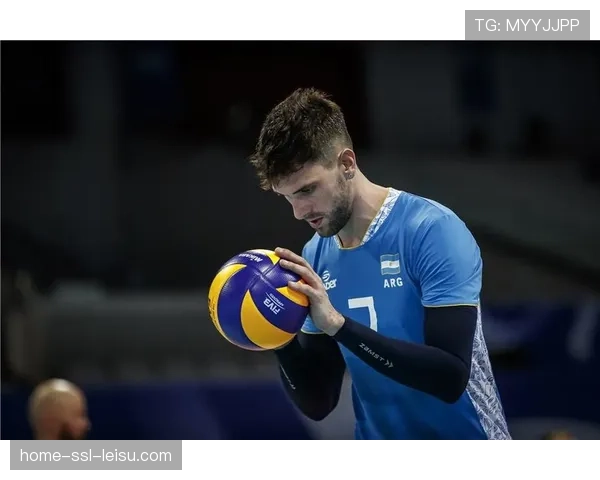 特写镜头：阿根廷男排队长孔蒂在球队落后时召集队友耳语布置战术